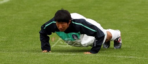 올림픽대표팀 홍명보 감독은 21일 열릴 오만과의 2012 런던올림픽 아시아 최종예선 1차전에서 유럽파의 공백을 메울 선두주자로 
고무열(사진 )과 윤빛가람을 꼽았다. 결전을 하루 앞둔 20일 창원축구센터에서 홍명보호의 마지막 훈련이 
진행됐다. 창원 ｜ 박화용 기자 inphoto@donga.com 트위터 @seven7sola