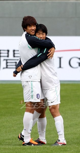 올림픽대표팀 홍명보 감독은 21일 열릴 오만과의 2012 런던올림픽 아시아 최종예선 1차전에서 유럽파의 공백을 메울 선두주자로 
고무열과 윤빛가람(오른쪽)을 꼽았다. 결전을 하루 앞둔 20일 창원축구센터에서 홍명보호의 마지막 훈련이 
진행됐다. 창원 ｜ 박화용 기자 inphoto@donga.com 트위터 @seven7sola