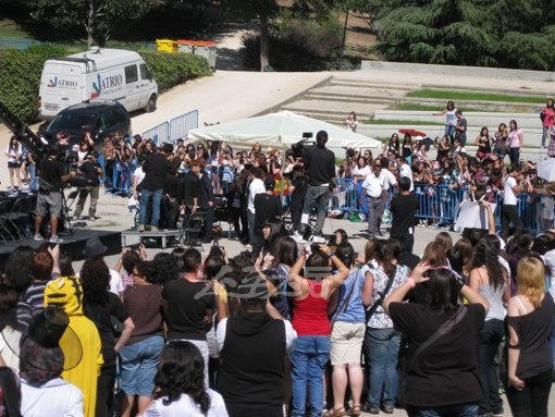 스페인 마드리드 티에르노 갈반공원 야외공연장에서 열린 2011 K-POP(케이팝) 커버댄스 페스티벌에 몰려든 유럽의 팬들. 현지에서 일고 있는 케이팝 열기가 뜨거움을 보여주고 있다. 이번 페스티벌에 참여한 비스트에 팬들이 환호하고 있다. 아래 작은 사진은 영국에서 날아온 모녀 케이팝 팬, 재키 밀맨(오른쪽)과 딸 페이지. 마드리드(스페인)|이해리 기자 gofl1024@donga.com 트위터@madeinharry