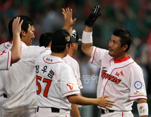 SK 주장 이호준(오른쪽). 스포츠동아DB.