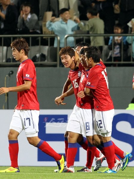 홍명보 감독이 이끄는 올림픽대표팀이 21일 저녁 오만과 2012년 런던올림픽 최종예선전을 가졌다. 윤빛가람이 전반전에 프리킥으로 선취골을 터트리고 동료들과 기쁨을 나누고 있다. 창원ㅣ박화용 기자 inphoto@donga.com 트위터 @seven7sola