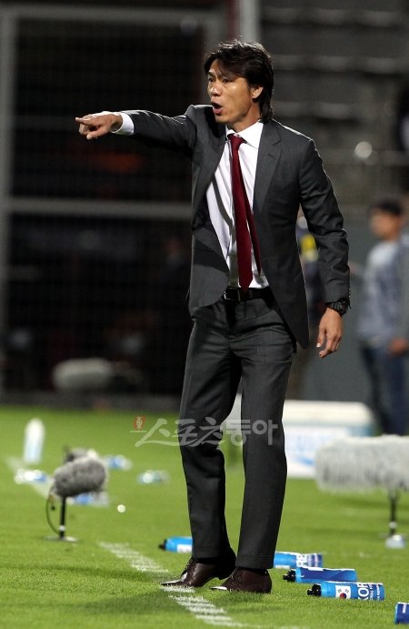 홍명보 감독이 이끄는 올림픽대표팀이 21일 저녁 오만과 2012년 런던올림픽 최종예선전을 가졌다. 홍명보 감독이 선수들의 움직임을 독려하고 있다. 창원|박화용 기자 inphoto@donga.com 트위터 @seven7sola