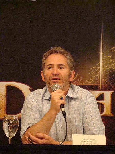 세계 최대 온라인게임업체 ‘블리자드’의 마이크 모하임 대표가 22일 서울 강남구 논현동 임피리얼 팰리스 호텔에서 열린 기자간담회에서 디아블로3의 경매장 시스템 도입에 대해 설명하고 있다. 사진｜블리자드 엔터테인먼트