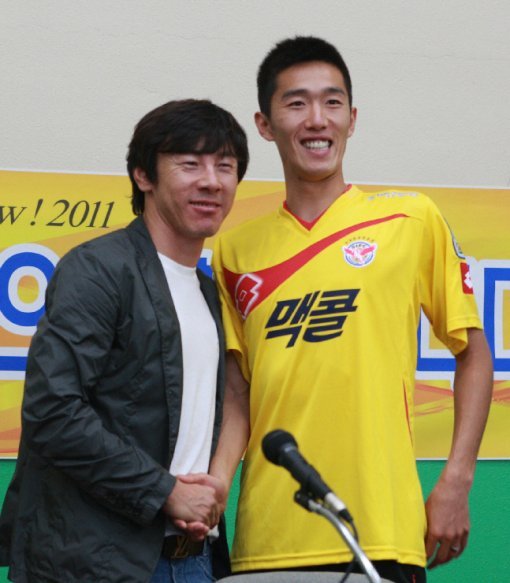 성남 신태용 감독(왼쪽)은 상무에서 군 복무를 마치고 돌아온 김정우의 복귀를 반겼다. 둘은 22일 탄천종합운동장에서 열린 기자회견에서 내내 유쾌한 웃음을 줬다. 사진제공｜성남 일화