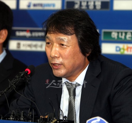 오는 10월 7일 폴란드와의 친선경기를 앞둔 축구대표팀의 조광래 감독이 26일 오전 서울 신문로 축구회관 대회의실에서 25명의 출전 선수 명단을 발표했다. 조광래 감독이 코칭스텝과 함께 인터뷰를 하고 있다. 박화용 기자 inphoto@donga.com 트위터 @seven7sola