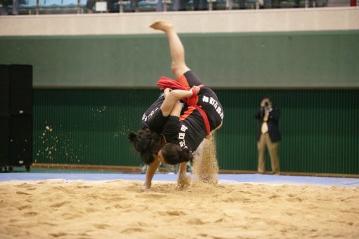 9월29일부터 10월2일까지 경남 합천군에서 대천하장사씨름대회가 열린다. 여성부 씨름선수들이 역동적인 동작으로 기술을 구사하고 있다.사진제공|전국씨름연합회