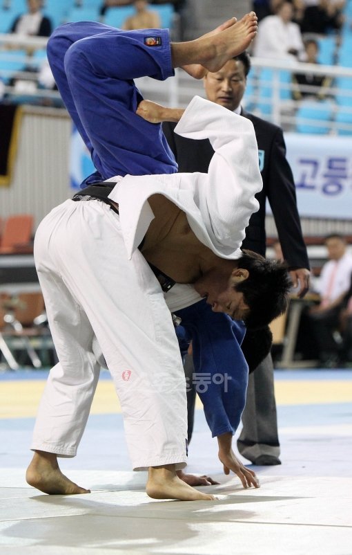 27일 경북 김천실내체육관에서 열린  ‘최민호 올림픽제패기념 2011추계 전국 중·고등학교 유도연맹전’ 남자 고등부  -81kg급 결승 이재형(백·보성고)-이용만(청·경민고)의 경기에서 열띤 경합을 벌이고 있다. 결과는  이재형 승.  김천｜임진환 기자 photolim@donga.com 트위터@binyfafa