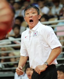 기자회견 도중 중국 기자가 무례한 질문을 하자 자리를 박차고 퇴장했던 허재 감독. 사진공동취재단