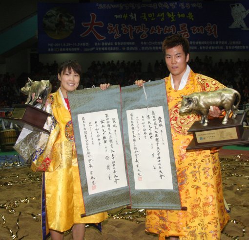 남녀 천하장사에 등극한 이얼(오른쪽)과 임수정이 트로피와 우승족자를 들고 기뻐하고 있다. 사진제공｜전국씨름연합회