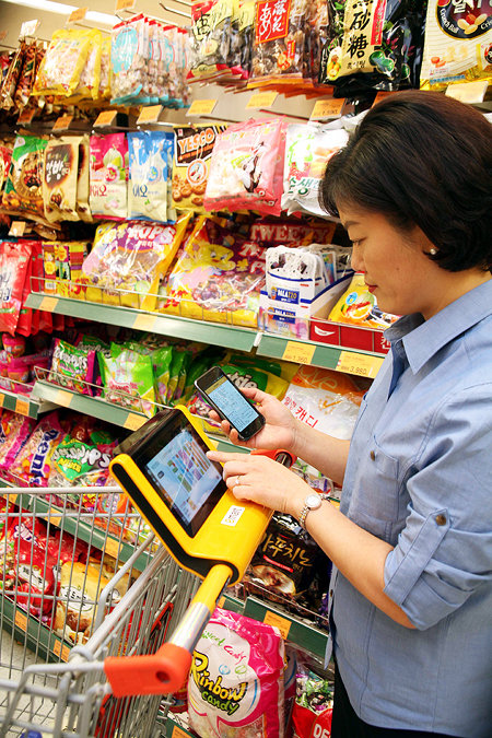 스마트 기기를 이용해 손쉽게 장을 볼 수 있는 서비스가 늘고 있다. SK텔레콤이 이마트와 함께 선보인 스마트카트. 각종 쇼핑정보와 할인정보를 간편하게 확인할 수 있다.사진제공｜SK텔레콤