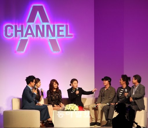 ‘참신한 재미를 드립니다.’ 12월1일 개국하는 채널A의 주요 프로그램 중 하나인 한식 토크쇼 ‘쇼킹’의 주역들이 한 자리에 
모였다. 5일 오후 서울 한남동 그랜드하얏트 호텔에서 열린 채널A 매체설명회에서 이날 진행을 맡은 김성주, 박선영이 ‘쇼킹’의 
출연자 사강, 김수미, 탁재훈, 신현준, 채널A 이상훈 제작2팀장과 프로그램에 관한 이야기를 나누고 있다.(맨 왼쪽부터) 양회성 
동아일보 기자 yohan@donga.com