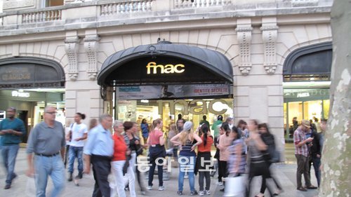 프랑스 파리의 샹제리에 거리에 위치한 대형음반매장 프낙(fnac). 한국 음악CD나 영화,드라마DVD는 단 한 장도 찾아볼 수 없었다.