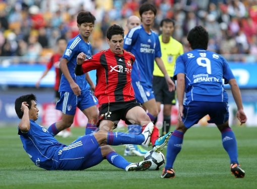 ‘라이벌’ 수원 삼성과 FC서울의 3위 다툼이 더 치열해질 전망이다. 서울과 수원 선수들이 3일 수원월드컵경기장에서 열렸던 맞대결에서 치열하게 볼 다툼을 벌이고 있다. 스포츠동아DB