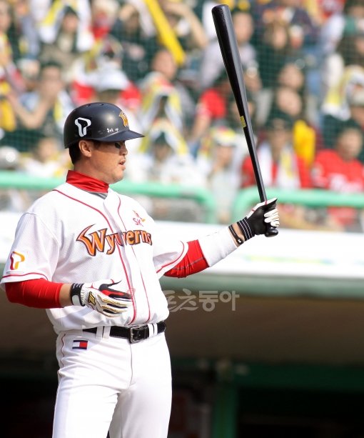 9일 오후 문학야구장에서 열린 2011프로야구 SK와 KIA의 준플레이오프 2차전에서 SK 타자 최동수가 1회말 타석에서 홈을 고르고 있다. 문학ㅣ박화용 기자 inphoto@donga.com 트위터 @seven7sola