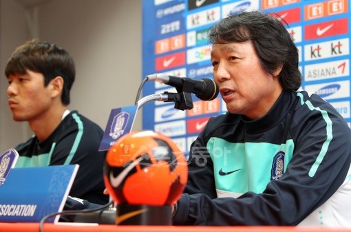 UAE와 월드컵 3차 예선 3차전을 하루 앞둔 10일 수원월드컵경기장에서 열린 공식 기자회견에 참석한 대표팀 조광래 감독(오른쪽)이 출사표를 밝히고 있다. 왼쪽은 사령탑과 동석한 캡틴 박주영.  수원｜임진환 기자 photolim@donga.com 트위터 @binyfafa