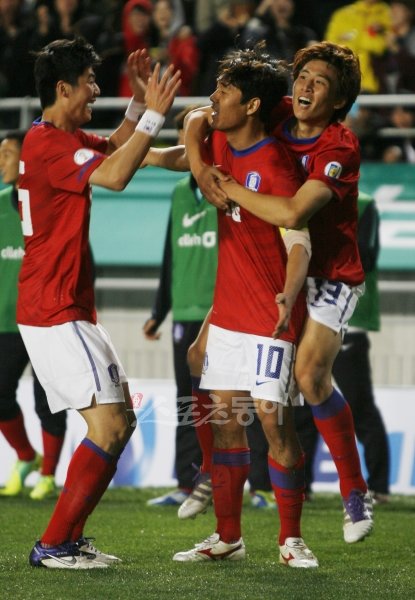 박주영이 선제골을 넣은 후 동료들의 축하를 받고 있다. 수원 | 국경원 기자 onecut@donga.com 트위터@ k1isonecut