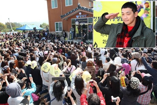 “입대를 명 받았습니다!” 가수 겸 연기자 비(작은 사진)가 11일 오후 경기도 의정부시 용현동 306보충대에 입소하기 전 1000여 팬들에게 이별 인사를 전하고 있다.의정부｜임진환 기자 photolim@donga.com 트위터@binyfafa