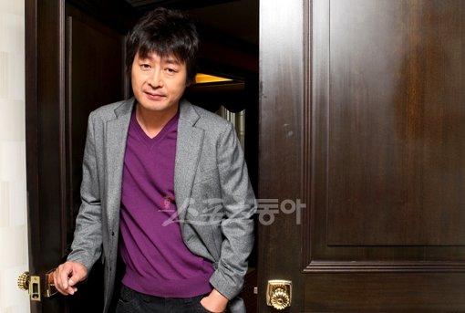 카리스마 강한 역할을 내려놓고 친근하고 따뜻한 선생님으로 돌아온 배우 김윤석. 영화 ‘완득이’는 김윤석의 새로운 모습을 발견할 수 있는 영화다.국경원 기자 onecut@donga.com 트위터@k1isonecut