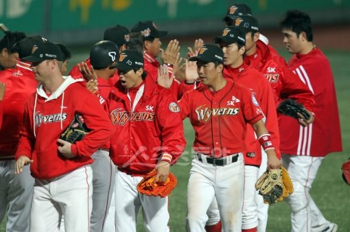 2011 프로야구 KIA타이거즈 대 SK와이번스 준플레이오프 4차전 경기가 12일 광주무등경기장에서 열렸다. 4차전을 8-0 승리하며 준플레이오프 전적 3승 1패로 플레이오프 진출을 확정지은 SK 선수들이 경기 종료 후 하이파이브 하고 있다. 광주 | 김종원기자 won@donga.com 트위터 @beanjjun