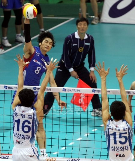 배구 전문가들은 2011∼2012 V리그 남자부에서 삼성화재와 대한항공의 양 강 체제가 이어질 것으로 내다봤다. 삼성화재와 대한항공이 맞붙은 지난 시즌 챔피언결정전. 스포츠동아DB