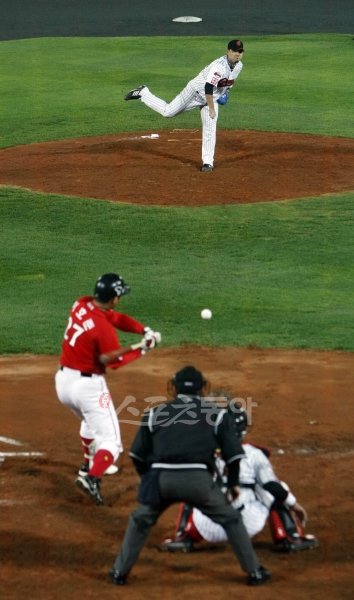 고(故) 최동원 선배를 위해서라도 우승을 차지하겠다던 다짐 그대로였다. 롯데 송승준(위)은 6이닝 1실점의 역투로 팀이 1패 후 
1승을 따내는 데 밑거름이 됐다. 2차전에서 SK 이호준을 상대로 역투하고 있는 송승준. 사직｜김종원 기자 
won@donga.com 트위터 @beanjjun