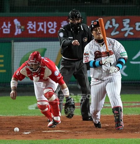 롯데는 SK의 두꺼운 방패를 뚫어야만 한국시리즈에 오를 수 있다. 하지만 1·2차전에서는 SK가 ‘롯데 타선의 핵’ 이대호를 잘 막았다. 스포츠동아 양상문, 이효봉 해설위원은 “롯데의 4번타자 이대호의 활약 여부”를 남은 시리즈의 키로 꼽았다. 사직｜김종원 기자 won@dongacom 트위터beanjjun