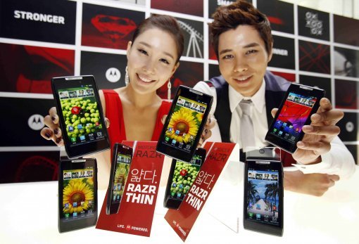 삼성전자와 모토로라가 애플 아이폰4S의 대항마 격인 새 안드로이드 스마트폰을 내놨다. 19일 공개된 스마트폰 ‘모토로라 레이저’. 사진제공｜모토로라코리아