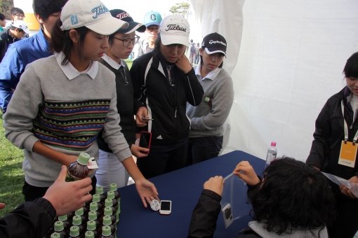 최경주가 자신의 이름을 걸고 주최한 ‘최경주-CJ인비테이셔널’에서 갤러리들이 휴대전화를 맡기기 위해 길게 줄을 서 있다. 사진제공｜CJ