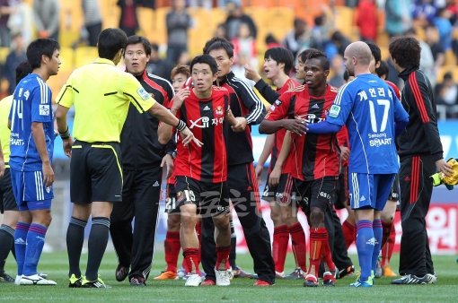 최근 K리그 심판판정 문제가 화두에 오른 가운데 오프사이드는 심판들 사이에서도 가장 까다로운 규정으로 꼽힌다. 오프사이드 골 논란을 불러일으킨 3일 수원-서울의 경기 장면. 스포츠동아DB