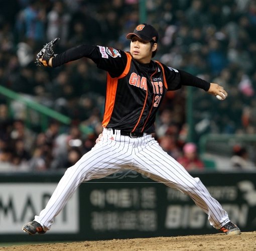 20일 저녁 인천 문학야구장에서 열린 SK와 롯데의 프로야구 플레이오프 4차전이 열렸다. 롯데 장원준이 4회말 구원등판해 공을 뿌리고 있다. 문학ㅣ박화용 기자 inphoto@donga.com 트위터 @seven7sola