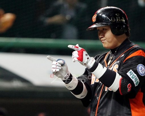 역시 이대호가 살아야 롯데가 이긴다. 3차전까지 12타수 2안타로 극심한 부진을 보였던 이대호는 4차전에서 플레이오프 첫 홈런을 
날리며 팀을 벼랑끝에서 구했다. 이대호가 6회초 SK 이영욱을 상대로 2-0으로 달아나는 결정적인 좌월 솔로홈런을 날린 뒤 홈을 
밟고 있다. 문학｜박화용 기자 inphoto@donga.com 트위터 @seven7sola