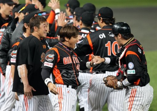 부산 찍고 대구까지? 4차전에서 2-0으로 승리한 뒤 홍성흔(왼쪽 줄 맨 앞)을 비롯한 롯데 선수들이 손뼉을 마주치며 승리를 자축하고 있다. 문학|김종원 기자 won@donga.com 트위터 @beanjjun