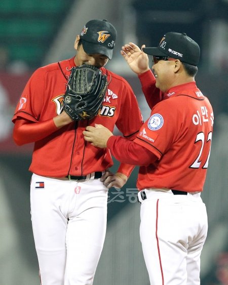 SK 김광현(왼쪽)이 플레이오프 5차전에서 팀의 운명을 가를 키플레이어다. 제구력과 자신감 회복이 관건이 될 전망이다. 스포츠동아DB