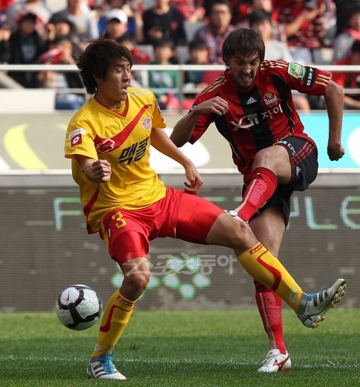 23일 서울월드컵경기장에서 열린 K리그 29라운드 경기에서 서울 공격수 데얀(오른쪽)이 성남 윤영선의 수비를 피해 슛을 하고 있다. 상암｜임진환 기자 photolim@donga.com 트위터 @binyfafa