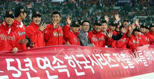 23일 오후 부산 사직야구장에서 열린 2011프로야구 롯데와 SK의 플레이오프 5차전에서 SK가 8-4로 승리를 거두고 3승 2패로 한국시리즈에 진출했다. SK 선수들이 관중들에게 인사를 하고 있다.
사직ㅣ박화용 기자 inphoto@donga.com 트위터 @seven7sola