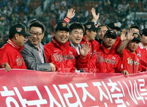 23일 오후 부산 사직야구장에서 열린 2011프로야구 롯데와 SK의 플레이오프 5차전에서 SK가 8-4로 승리를 거두고 3승 2패로 한국시리즈에 진출했다. SK 선수들이 관중들에게 인사를 하고 있다.
사직ㅣ박화용 기자 inphoto@donga.com 트위터 @seven7sola