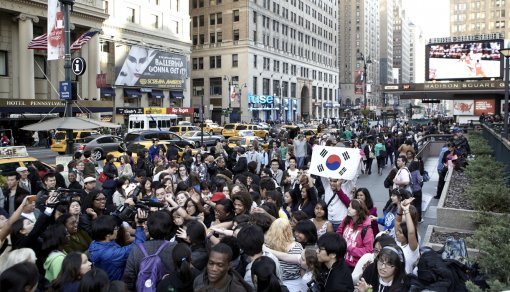 “아이 러브 케이팝!” 동방신기 소녀시대 등 SM엔터테인먼트 소속 가수들이 23일(현지시각) 미국 뉴욕 매디슨 스퀘어가든에서 
‘SM타운 월드투어’를 연 가운데, 현지 팬들은 공연장 밖에서 자신들이 좋아하는 가수들의 사진과 태극기를 들고 있다. 
사진제공｜SM엔터테인먼트