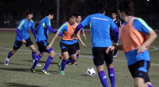 25일(한국시간) 카타르 알 사드와의 AFC챔스리그 4강 2차전을 앞둔 수원 선수들이 자심 빈 하마드 스타디움 보조구장에서 적응 훈련을 하고 있다. 도하(카타르)|사진공동취재단