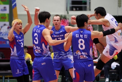 대한항공 선수들이 상무신협과 경기에서 공격에 성공한 뒤 한데 모여 기뻐하고 있다. 대한항공은 풀세트 접전 끝에 상무신협에 승리했다. 성남|임진환 기자 photolim@donga.com 트위터@gtyong11