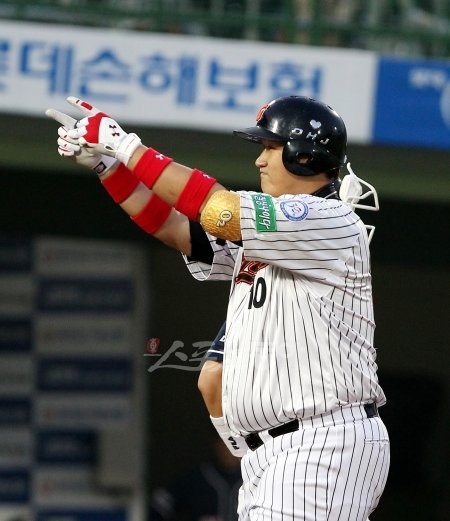 일본프로야구 오릭스가 이대호의 영입을 위해 2년간 총액 5억엔(75억원)을 준비하고 있다는 일본 언론 보도가 나왔다. 롯데 이대호는 2012년 과연 어느 팀 유니폼을 입게 될까.    스포츠동아DB