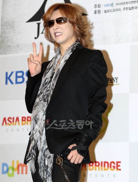 엑스재팬을 대표해 기자회견에 나선 요시키는 영어로만 답변해 눈길을 끌었다. 국경원 기자 onecut@donga.com 트위터 @k1isonecut