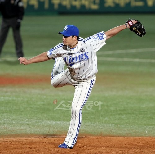 삼성의 철벽 마무리 투수 오승환이 한국시리즈 2차전에서 2-1로 한 점 앞선 8회초 무사 1·2루에서 마운드에 올라 무실점으로 막아내는 역투를 펼치고 있다. 대구ㅣ박화용 기자 inphoto@donga.com 트위터 @seven7sola