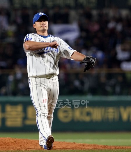 26일 저녁 대구 시민야구장에서 열린 2011프로야구 삼성과 SK의 한국시리즈 2차전에서 삼성이 2-1로 승리를 거두며 2연승을 달렸다. 삼성 마무리 오승환이 경기종료 후 세레모니를 하고 있다. 대구ㅣ박화용 기자 inphoto@donga.com 트위터 @seven7sola