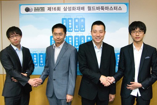 삼성화재배 4강 진출자들이 악수를 하며 포즈를 취하고 있다. (맨 왼쪽부터) 원성진, 천야오예, 구리, 나현. 사진제공|사이버오로