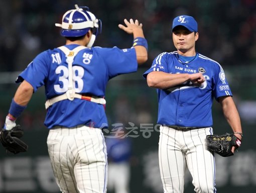 29일 오후 인천 문학야구장에서 열린 2011프로야구 한국시리즈 4차전 SK와 삼성의 경기에서 8대 4로 승리한 삼성 마무리 오승환이 포수 채상병과 기쁨을 나누고 있다. 문학ㅣ임진환 기자 photolim@donga.com 트위터@binyfafa