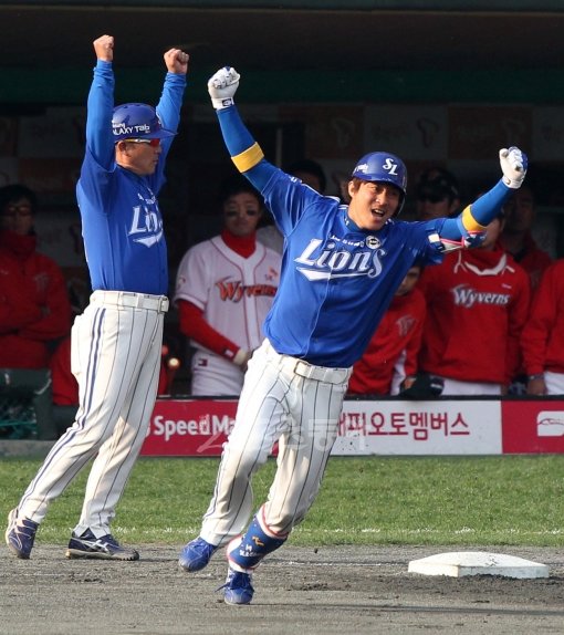 ‘신명’난 신명철은 생애 첫 한국시리즈(KS) MVP에 오를 수 있을까. 1차전 결승타의 주인공 삼성 신명철이 4차전 4회 2점홈런을 때린뒤 양팔을 번쩍 든 채 그라운드를 돌고 있다.문학｜국경원 기자 onecut@donga.com 트위터 @k1isonecut