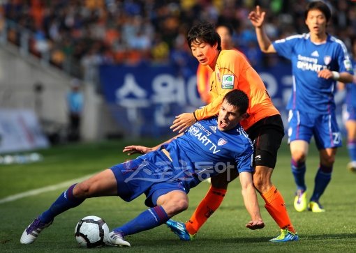 수원 스테보(왼쪽)가 30일 수원월드컵경지장에서 열린 정규리그 최종전에서 제주 박진욱에 앞서 몸을 거의 눞다시피 하면서 볼을 낚아채고 잇다. 수원|임진환 기자 photolim@donga.com 트위터@binyfafa