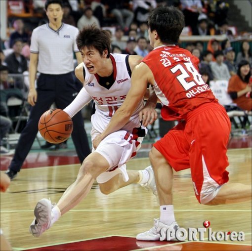 KGC인삼공사 양희종(왼쪽)이 30일 잠실학생체육관에서 열린 SK전에서 김효범의 마크를 뚫고 돌파를 시도하고 있다. 사진제공|스포츠코리아
