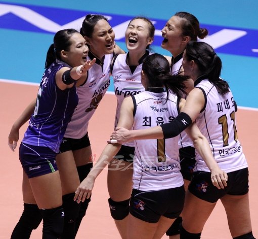 30일 오후 서울 중구 장충체육관에서 프로배구 2011 ~ 2012 V-리그 GS칼텍스와 도로공사의 경기가 열렸다. 3 대 1로 승리한 도로공사 선수들이 경기 종료 후 환호하고 있다. 국경원 기자 onecut@donga.com 트위터 @k1isonecut