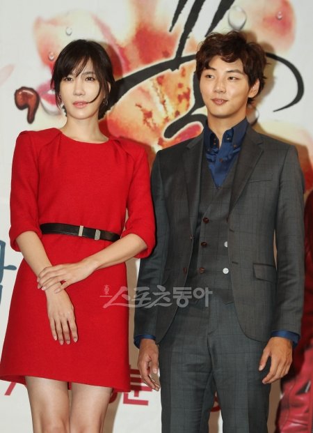 4월 서태지와의 결혼 및 이혼 사실이 밝혀진 이후 6개월 만에 공개석상에 나선 이지아는 강렬한 붉은 드레스에 밝은 표정으로 기자회견에 임했다. 국경원 기자 onecut@donga.com 트위터 @k1isonecut